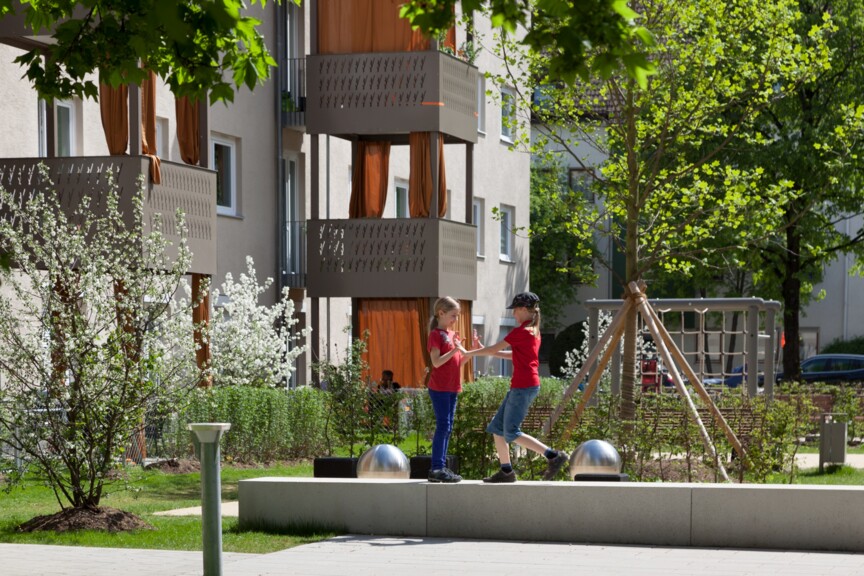 Spielende Kinder in der GWG-Wohnanlage Sendling-Westpark