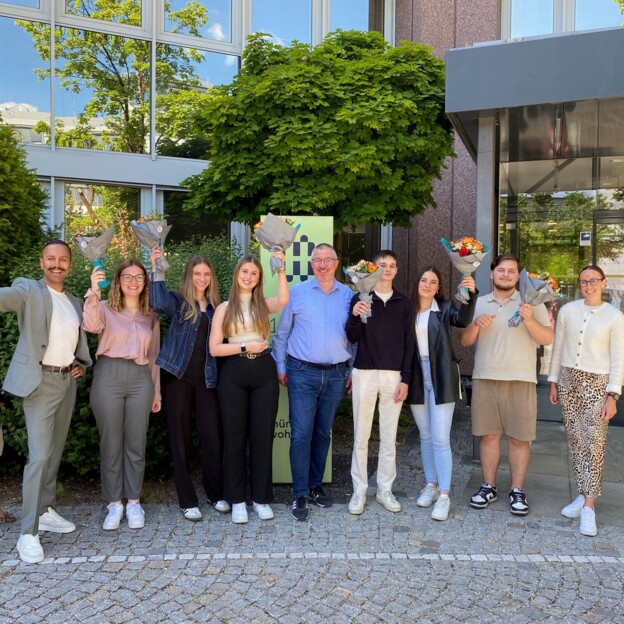 Gruppenbild der Absolvent*innen mit dem Geschäftsführer Christian Müller, der AUsbildungsleitung Stephanie Murner und Abteilungsleiter Tamim Popal.