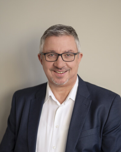 Geschäftsführer Christian Müller. Ein Mann mittleren Alters mit Brille und Bart.