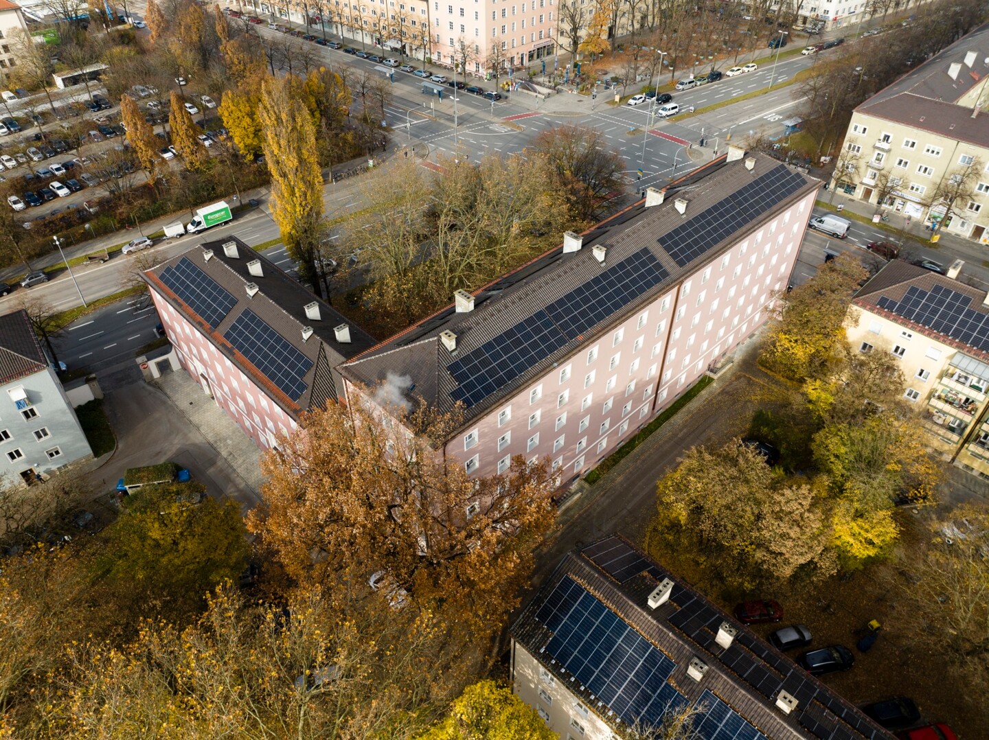 Drohnenaufnahme des Wohngebäudes am Karl-Preis-Platz. Das Dach ist mit einer Photovoltaikanlage ausgestattet.