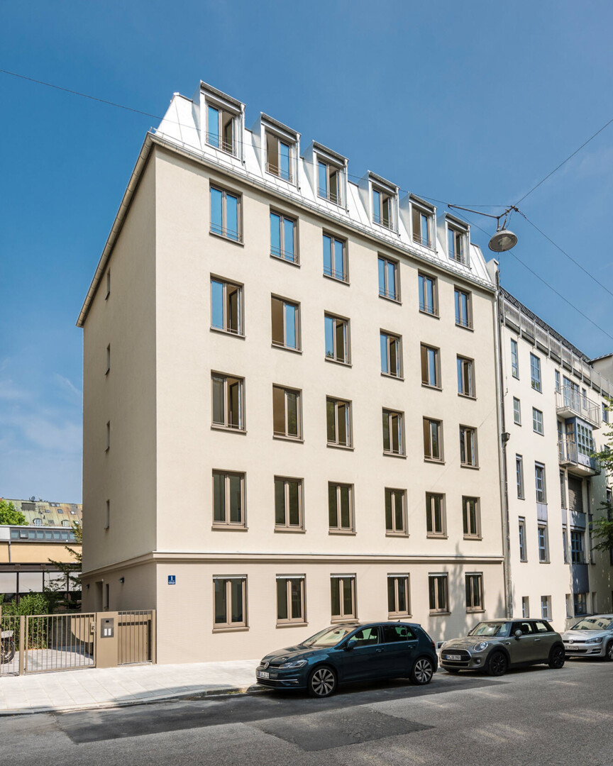 Ansicht des mehrstöckigen Wohnhauses an der Stollbergstraße. Ein modernes Wohngebäude im innerstädtischen Bereich.