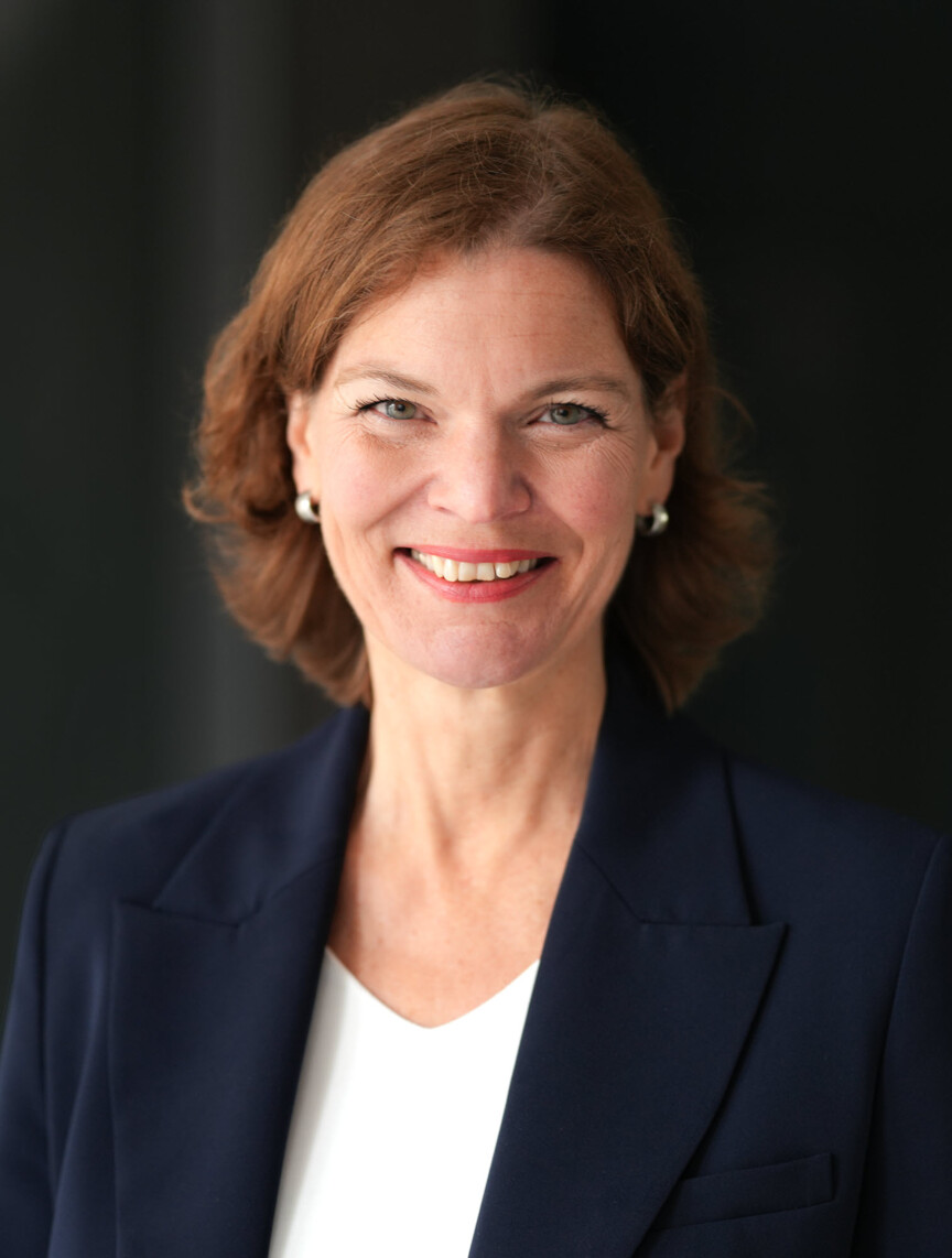 Portraitbild Gabriele Meier: Eine Frau mit rötlichen kinnlangen Haaren im blauen Anzug mit weißer Bluse.