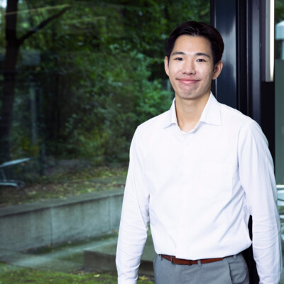 Portraitbild eines jungen asiatisch aussehenden Mannes.