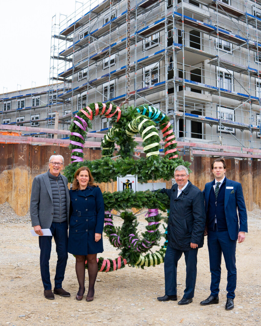 Geschäftsführung und Bürgermeisterin Dietl vor der Richtkrone auf der Baustelle.