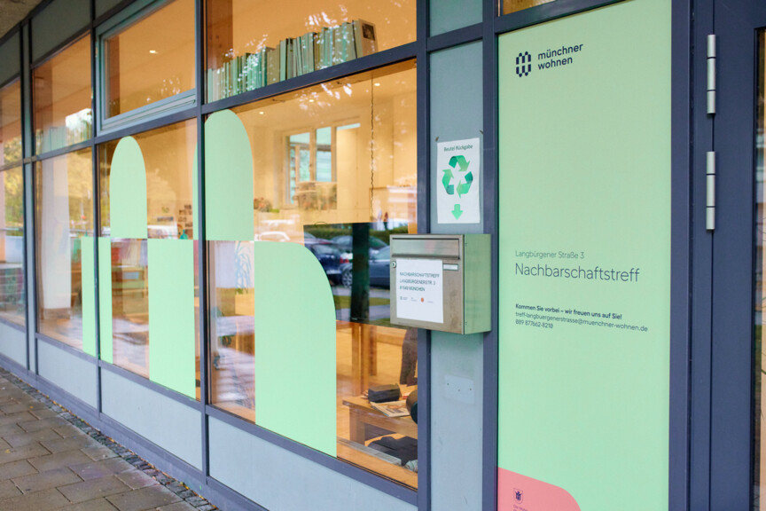 Blick auf die Eingangstür eines Nachbarschaftstreffs der Münchner Wohnen.
