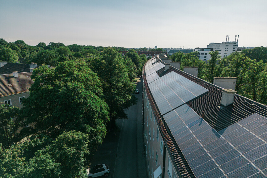 Zu sehen ist ein Dach von oben mit vielen Solarpanelen.
