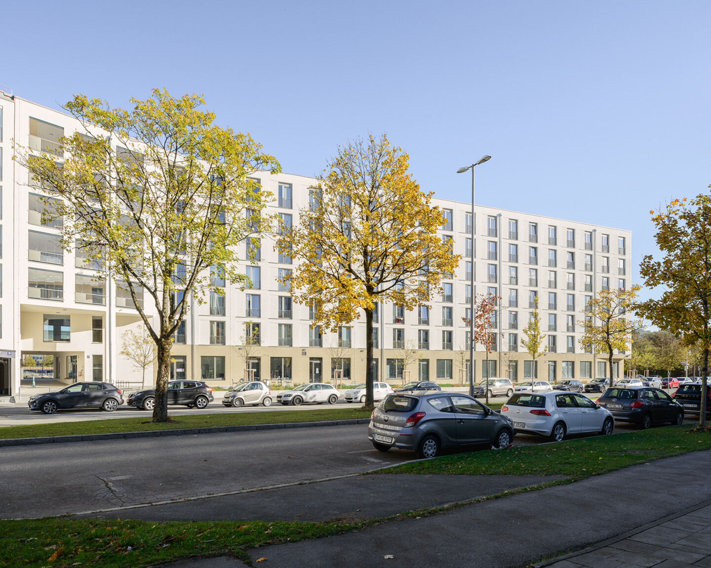 Blick auf das Wohnhaus mit den Azubiapartments. Ein modernes Haus mit innenliegenden Balkonen.