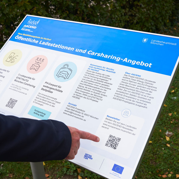 Blick auf die Informationstafel zu den öffentlichen Ladestationen und Car-Sharing-Angeboten.