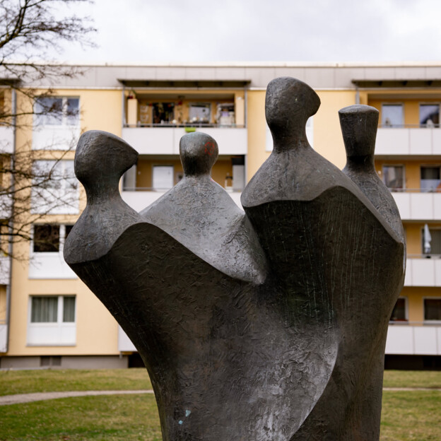 Ansicht Bronzestatue "Familie im WInd"