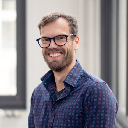 Bild eines jungen Mannes mit Brille und Vollbart.