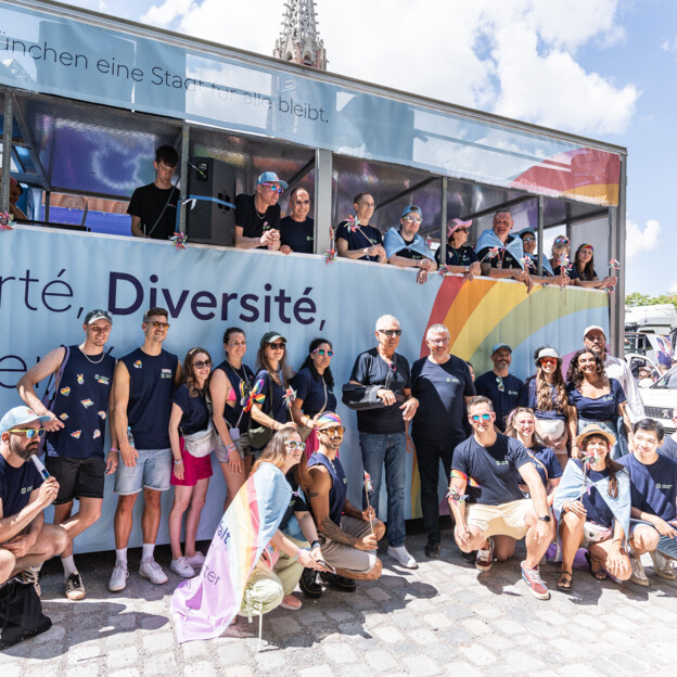 Gruppenbild der Mitarbeiter*innen der Münchner Wohnen vor dem TRuck. Auch Oberbürgermeister Dieter Reiter und Geschäftsführer Christian Müller sind zu sehen.