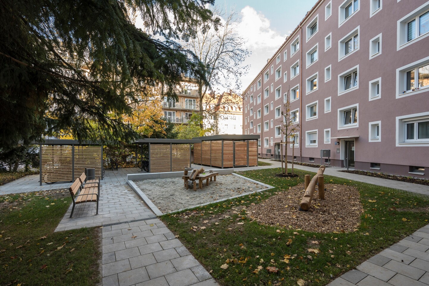Innenhofansicht mit Spielplatz im Fokus.