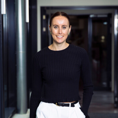 Portraitbild einer jungen Frau im Businesslook.