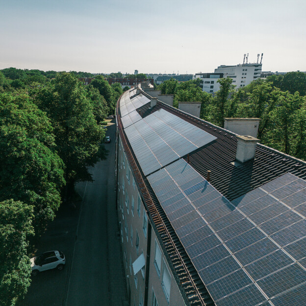 Zu sehen ist ein Dach von oben mit vielen Solarpanelen.