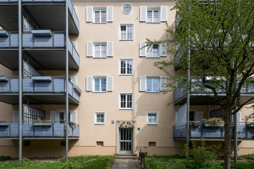 Blick auf die Fassade eines mehrstöckigen Wohngebäudes mit  Balkonen.