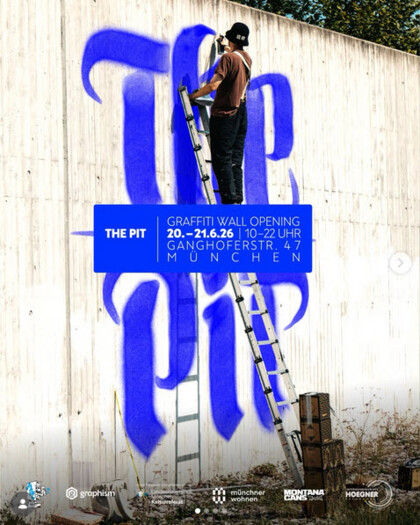 Ein Mann steht auf einer Leiter und besprüht eine leere Wand mit blauer Farbe. Daneben steht "The Pit: Graffiti Wall Opening, 20.-21.6.26, 10-22 Uhr, Ganghoferstraße 47, München".