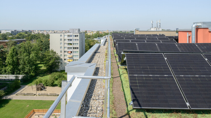 Blick auf ein Flachdach mit Photovoltaikanlage.