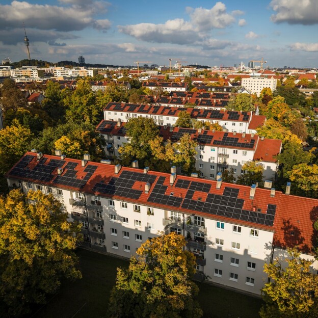 Drohnenaufnahme der Wohnanlage Max II. Auf den Dächern sieht man die Photovoltaikanlagen.