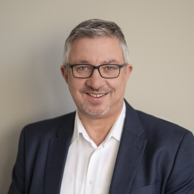 Portrait Christian Müller: ein Mann mittleren Alters mit Brille und Bart.