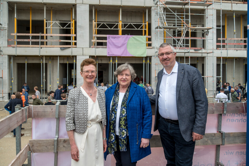 Ulrike Klar Stadtdirektorin Wohnungsbau und Stadtsanierung, Stadträtin Heike Kainz 2. stellvertretende Vorsitzende des Aufsichtsrats und Christian Müller Geschäftsführer der Münchner Wohnen vor dem Rohbau.