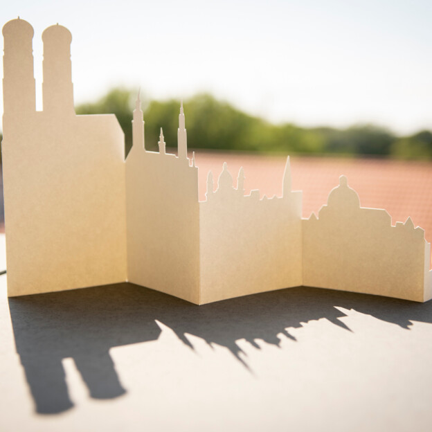 Ein Papiermodell zeigt die Silhouette der Stadt München.