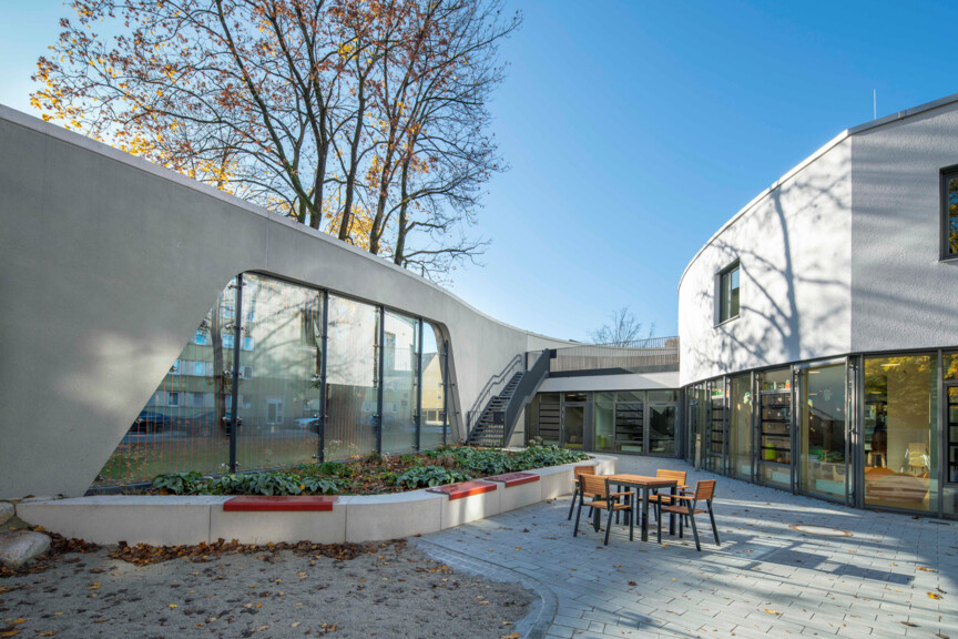 Ansicht des Bauprojekts in der Pöllartstrasse. Blick auf den Innenhof, rechts und links geschwungene Fassade mit großer Fensterfront.