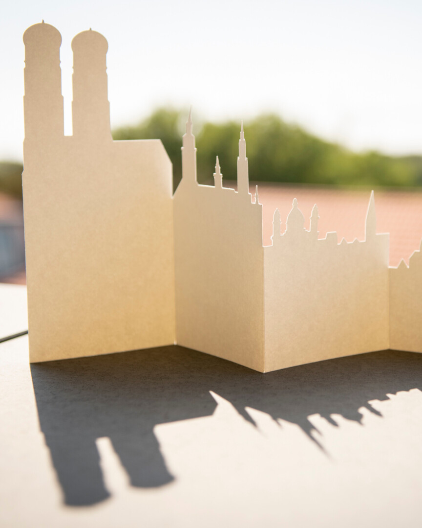 Papiermodell das die Silhouette der Stadt München zeigt.