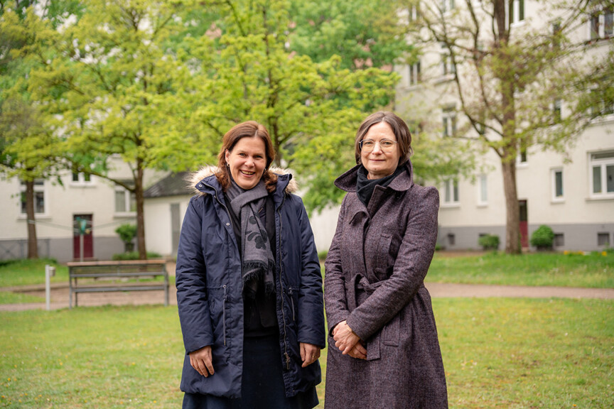Bürgermeisterin Verena Dietl und Dr. Doris Zoller, CEO Münchner Wohnen. Im Hintergrund sieht man den grünen Innenhof des Hohenzollernkarrees.