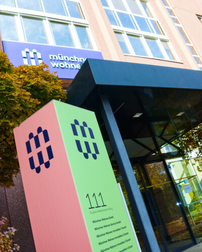 Blick auf den Eingang der Münchner Wohnen Zentrale.